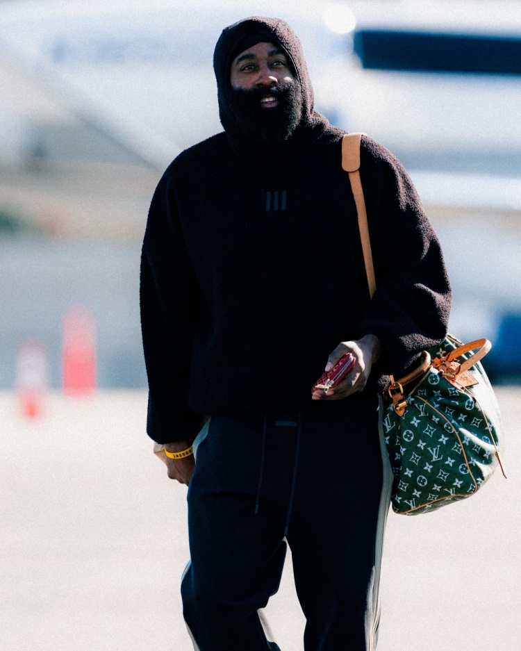 开云登录入口地址-三连客挑战爵士掘金太阳！快船众将登机照 哈登微笑&amp;小卡看手机