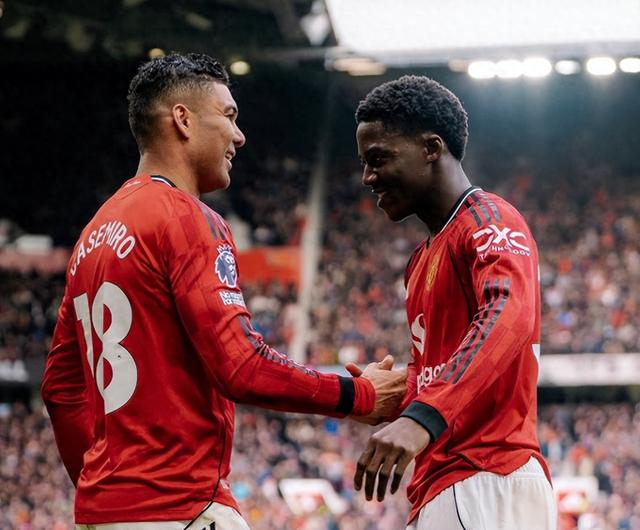 开云体育app-合同仅剩3个月 曼联愿续约34岁胖虎 球迷高喊“再踢1年”挽留|卡塞米罗|皇家马德里|阿莫林|梅努|谈判_新浪体育_新浪新闻